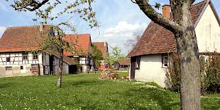 Rasenfläche, eingerahmt zwischen historischen Bauernhäusern