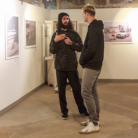 Der Künstler im Gespräch mit einem Besucher