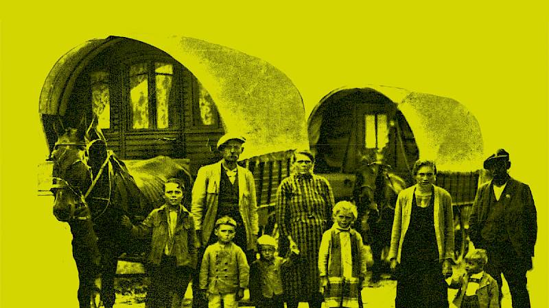 Mit senfgelber Farbe stilisiertes Schwarz-Weiß-Foto einer 9-köpfigen Jenischen-Familie vor zwei bespannten Pferdewagen