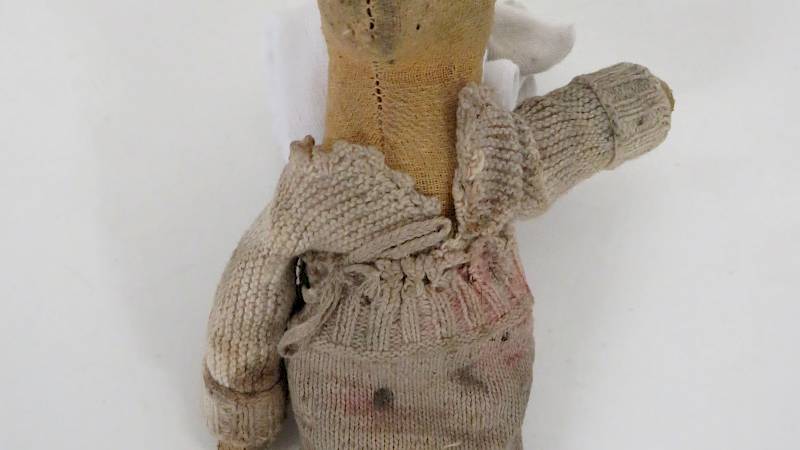 Ein historischer, vermutlich selbstgenähter, Teddybär ohne Ohren