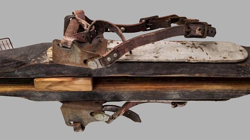 Ein paar alte Holzschier mit Stöcken