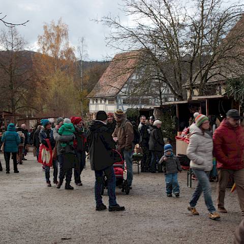 Besucher:innen laufen über den Vorweihnachtsmarkt